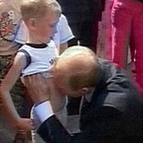 Putin z neznámého důvodu líbal malého chlapce na břicho. Snímek prý použil...