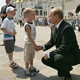 Putin pozdravil malého chlapce před Kremlem. Potom mu vyhrnul tričko a líbal ho...