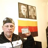 Romano Lukas Hitler ukazuje obanku s belskm jmnem. Za nm vis pap Hitler...