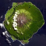 Ostrov Tristan de Cunha z leteckho pohledu. Hlavn  a zrove jedin msto...