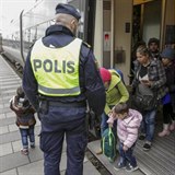 Do Švédska míří tisíce uprchlíků za štědrým sociálním systémem. I ti, co s...