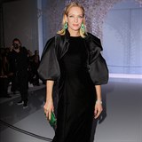 Uma Thurman vypad stle mlad, zbyten schovv sv tlo v neforemnch atech.