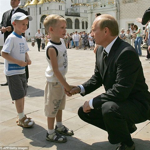 Putin pozdravil malho chlapce ped Kremlem. Potom mu vyhrnul triko a lbal ho...