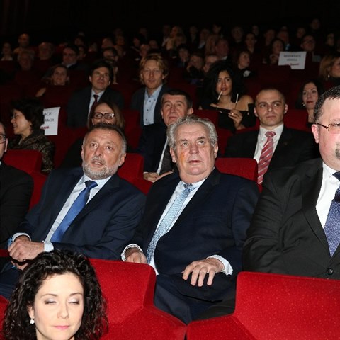 S prezidentem byla v kin i muziklov zpvaka Lucie oralov nebo miliard...