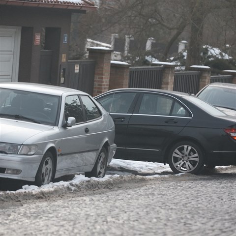 Nasedla do auta a odjela do divadla.