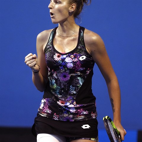 Kristna Plkov se povzbuzuje ve druhm kole Australian Open.