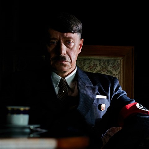Pavel K jako Adol Hitler.