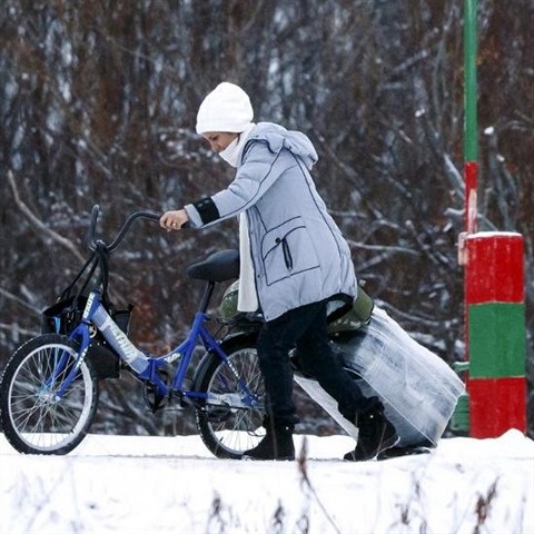 Hranin pechod mezi Norskem a Ruskem mus uprchlci pekonat na kole.