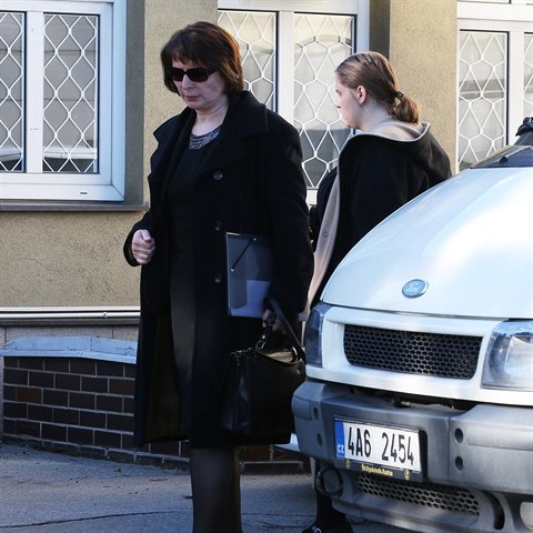 Manelka a dcera Miloslava Ransdorfa na cest do stranickho krematoria.