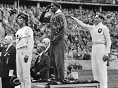 Olympijský vítz ve skoku do dálky Amerian Jesse Owens (uprosted) bhem...