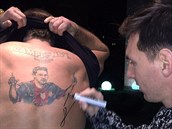 Messi se podepisuje Vítovi na záda.