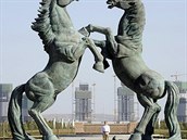 Monumentální bronzové sochy koní stojí v prázdném mst jako symbol jako marné...