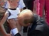Putin z neznámého dvodu líbal malého chlapce na bicho. Snímek prý pouil...
