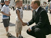 Putin pozdravil malého chlapce ped Kremlem. Potom mu vyhrnul triko a líbal ho...