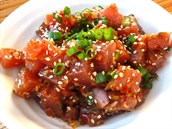 Hawaiiské poké je salát z erstvých syrových ryb.