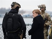 Merkelová navtívila námoní základnu v Kielu.