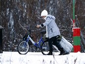 Hraniní pechod mezi Norskem a Ruskem musí uprchlíci pekonat na kole.