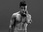 Na fotkách z kolekce spodního prádla z roku 2015 je evidentní, e má Bieber...