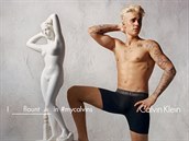 Na fotky ve stoje zvolil Bieber rafinovan boxerky erné barvy. Za nimi není...