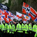 Ve vzduchu zavlály například vlajky neonacistické National Front, které jsou...