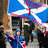 Příslušník skotské nacionalistické skupiny Scottish Defence League.