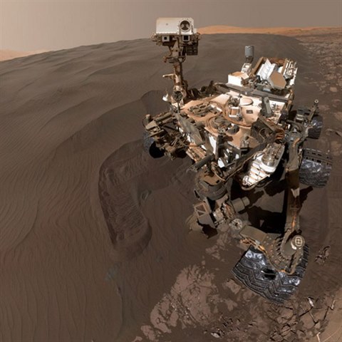 Selfie u nevznikaj jen na na planet. Przkumn voztko Mars Rover...