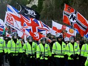 Ve vzduchu zavlály napíklad vlajky neonacistické National Front, které jsou...