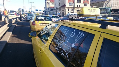 Sluba Uber pedstavuje konkurenci taxikám a dalí zpsob, jak se pohybovat...