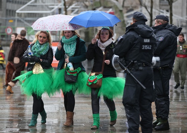 V ulicích Kolína nad Rýnem hlídkuje na 2500 policist.