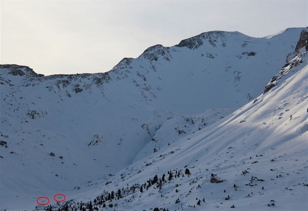 Tyrolská lavinová sluba vyfotila dv skupiny eských skialpinist.
