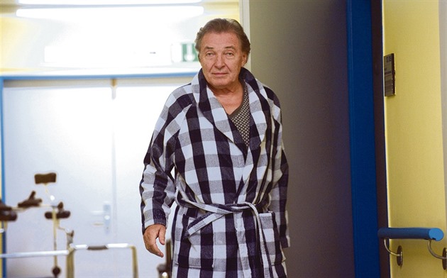 Karel Gott poslal dojemný vzkaz fanoukm. 