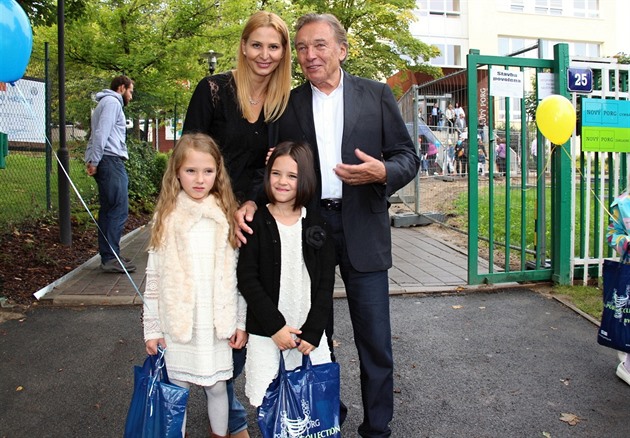 Karel Gott s manelkou a nejmladími dcerami 