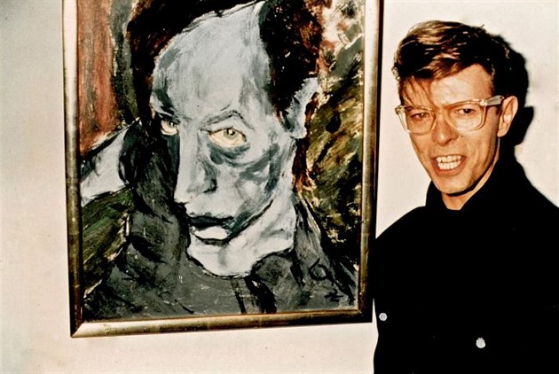 Bowie s jedním ze svých obraz.