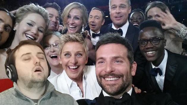 Na hvzdném selfíku Ellen Degeneres z loských Oscar.