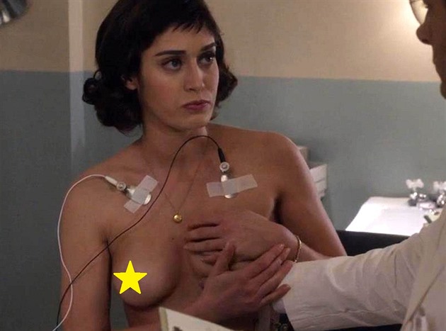 Lizzy Caplan se nebojí svlékat. Krásku potkáte na Plese v Opee.