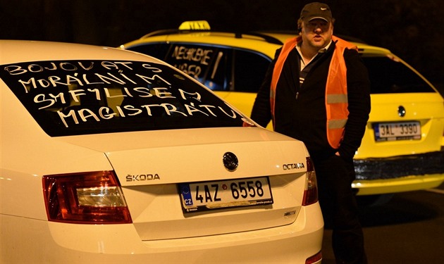 Taxiki blokuj praskou magistrlu. Protestuj proti rozhodnut magistrtu o...