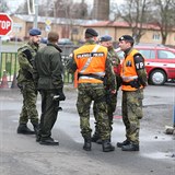 Vojensk policie nikoho pes hlavn vchod nepustila, ptice ech odjela...