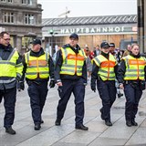 V ulicích Kolína nad Rýnem hlídkuje na 2500 policistů.