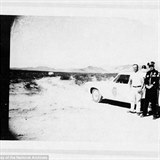 Policist stoj s hldkovm vozem kousek od msta v Novm Mexiku, kde byl v...