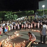 Destky lid zapaluj svky za Colnovi ve mst Pinotepa Nacional