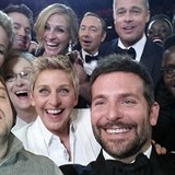 Na hvzdnm selfku Ellen Degeneres z loskch Oscar.