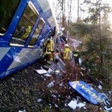 V Bavorsku se čelně střetly dva vlaky, příčina nehody je neznámá.