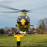Vzlétající záchranářský vrtulník poblíž místa srážky.