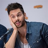 Tom Riley zmekal letadlo do Prahy.