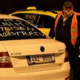 Taxiki blokuj praskou magistrlu. Protestuj proti rozhodnut magistrtu o...