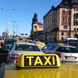 Taxiki nesouhlas s rozhodnutm magistrtu o maximln povolen cen za kilometr jzdy taxi, povinnm zkoukm z cizho jazyka a alternativnm taxislubm.