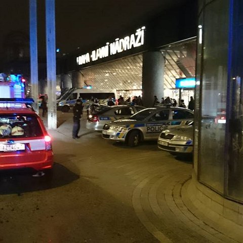 Policie evakuuje prask hlavn ndra. Anonym nahlsil bombu.