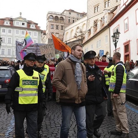 Záhada muže v hnědé bundě na demonstracích: Je to policejní provokatér?