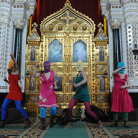 Za vystoupen v moskevskm kostele Krista spasitele ly lenky Pussy Riot do...
