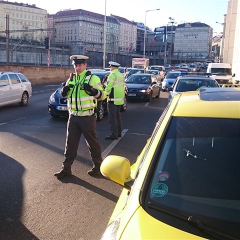 Nad stvkou praskch taxik dohl policie.